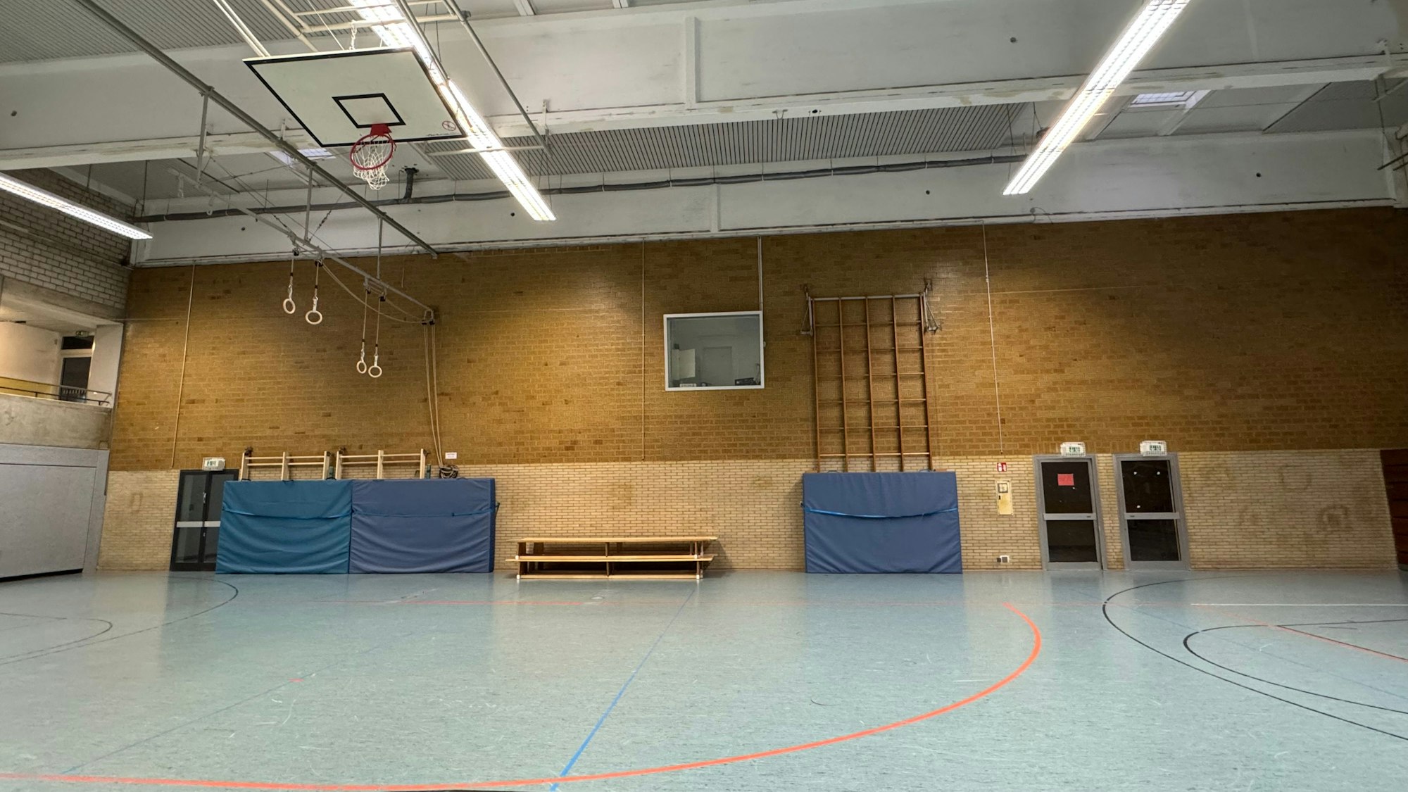 Eine leere Turnhalle.