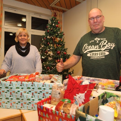 Die Annahme der Weihnachtspakete der Ruppichterother Tafel ist am Montag gestartet. Tafel-Leiter Herman van Laar und Ute Finger freuen sich über die ersten Besucher und die ersten Pakete.