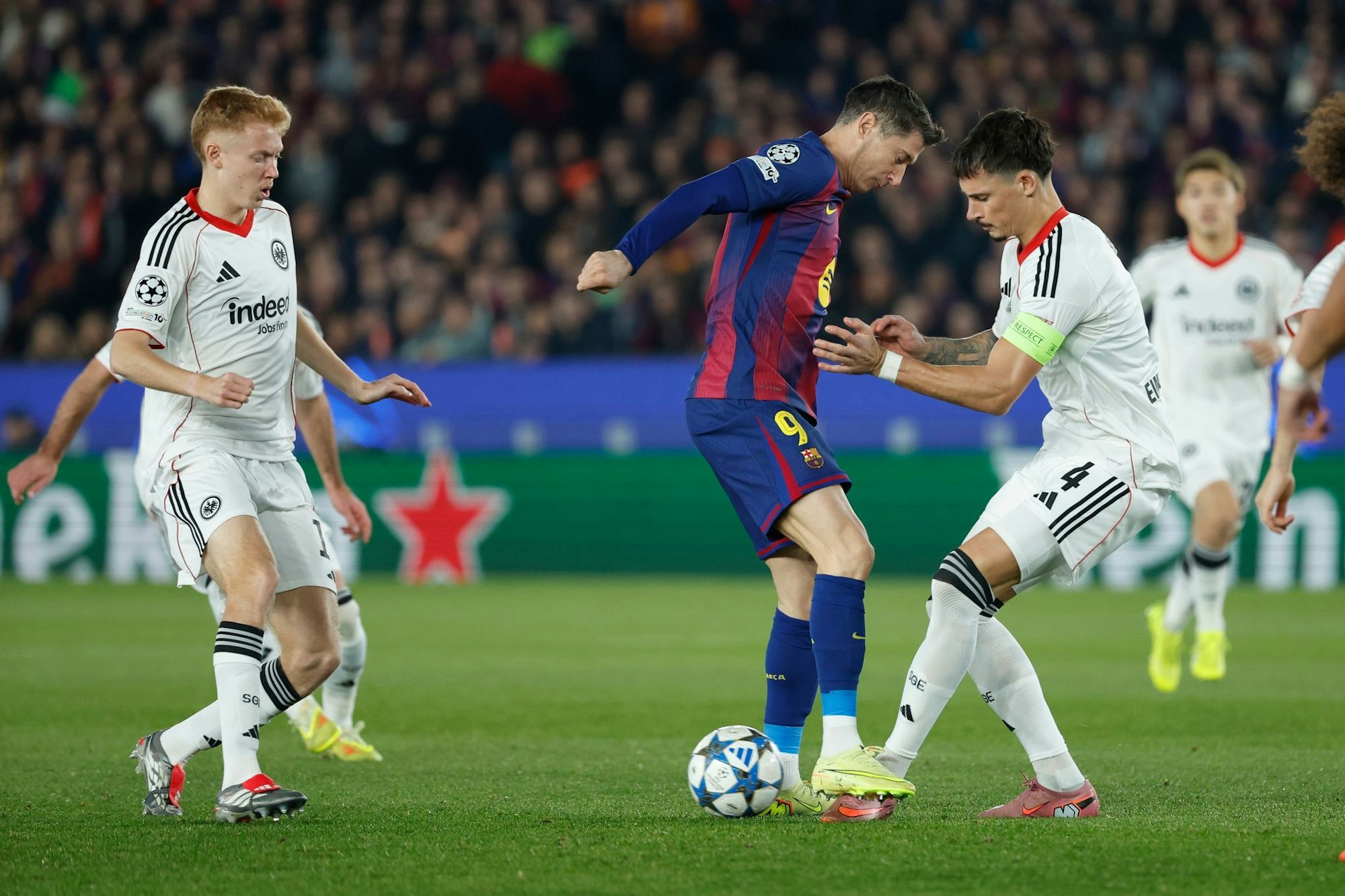 Die Frankfurter Defensive stand in Barcelona über weite Strecken sicher.