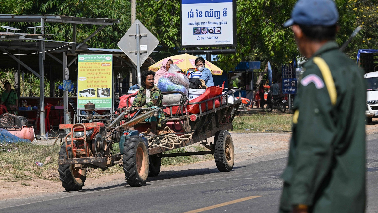 In der kambodschanischen Provinz Siem Reap fliehen Einwohner am 9. Dezember vor den Angriffen aus Thailand.