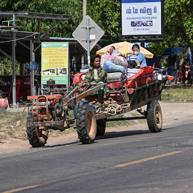 In der kambodschanischen Provinz Siem Reap fliehen Einwohner am 9. Dezember vor den Angriffen aus Thailand.