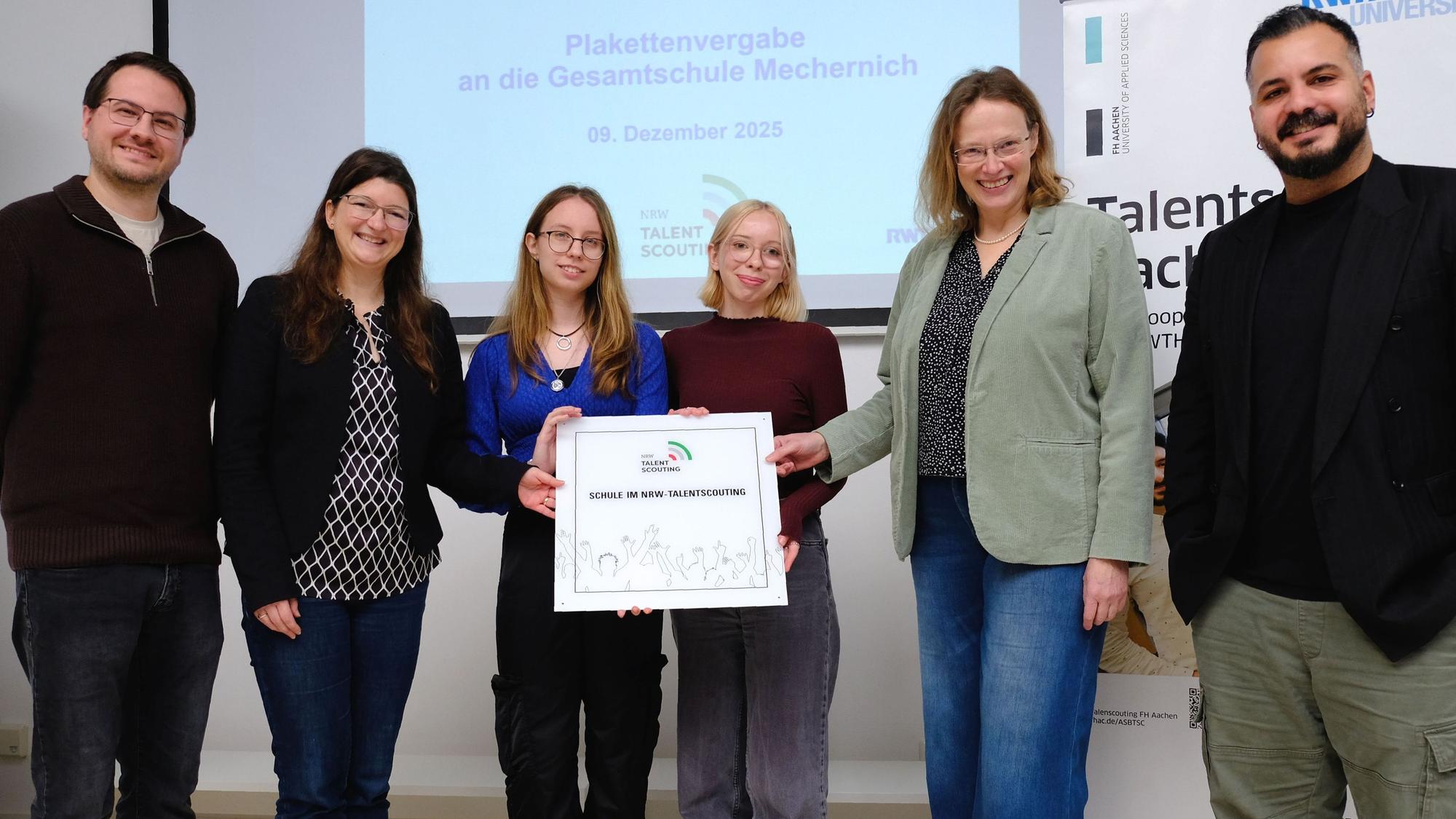 Verleihung der Kooperationsplakette des Talentscout-Programms an der Gesamtschule in Mechernich, mit (v.l.n.r.) Patrick Wloka, Alexandra Seidel, den Schülerinnen Nina und Jana, Sandra Köhn und Gürkan Özkan.