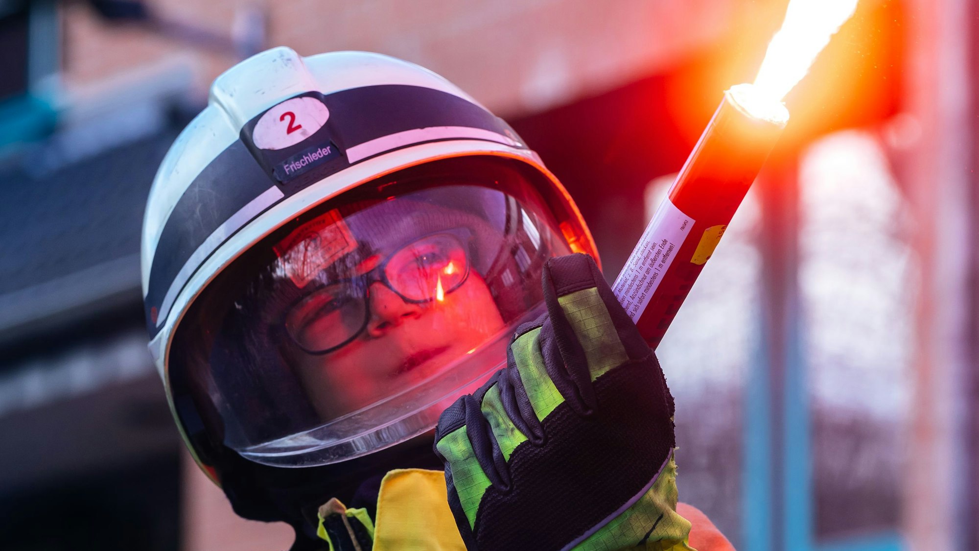 „Feuerwehrkind“ Max durfte während des Anschauungsunterrichts einen Bengalo halten.