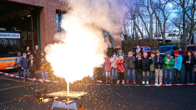 Im Anschauungsunterricht lernten die Kinder in sicherer Entfernung, was beim Entzünden verschiedener Feuerwerks- und Sprengkörper passiert.