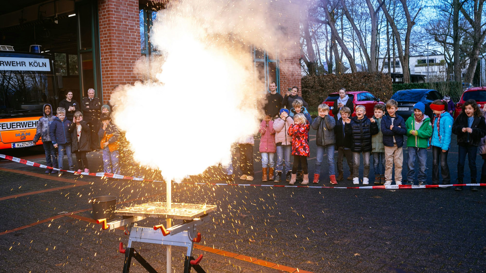 Im Anschauungsunterricht lernten die Kinder in sicherer Entfernung, was beim Entzünden verschiedener Feuerwerks- und Sprengkörper passiert.