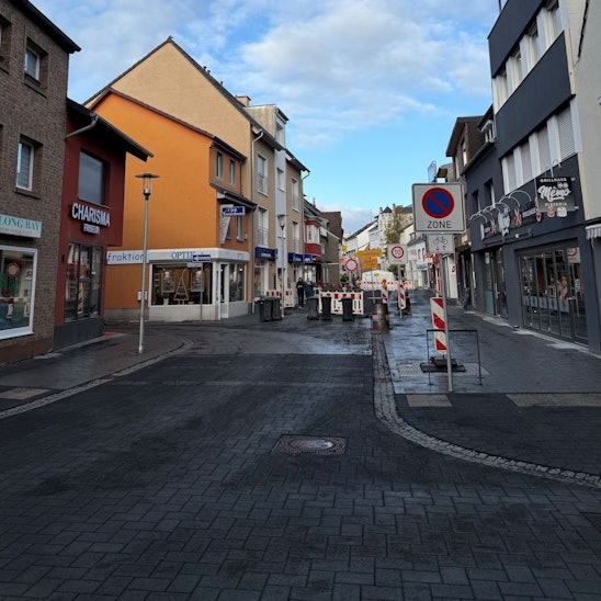 Die Straße im Vordergrund ist wieder befahrbar, dahinter ist eine Baustellenabsperrung.