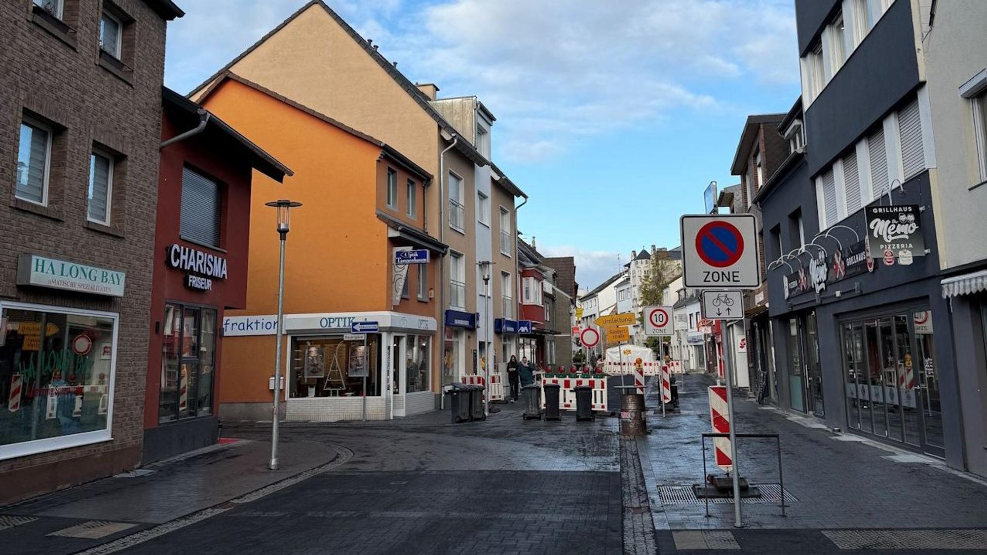 Die Straße im Vordergrund ist wieder befahrbar, dahinter ist eine Baustellenabsperrung.
