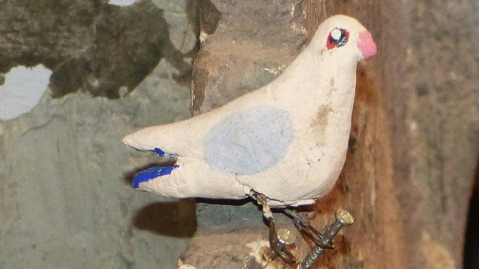 Die Friedenstaube ist neu an der Kriegskrippe