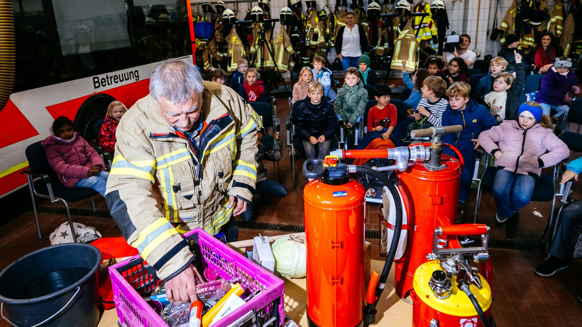 Während einer Theorieeinheit in den Hallen der Feuerwache 2 lernte die Klasse alles über die Gefahren der verschiedenen Feuerwerks- und Sprengkörper.