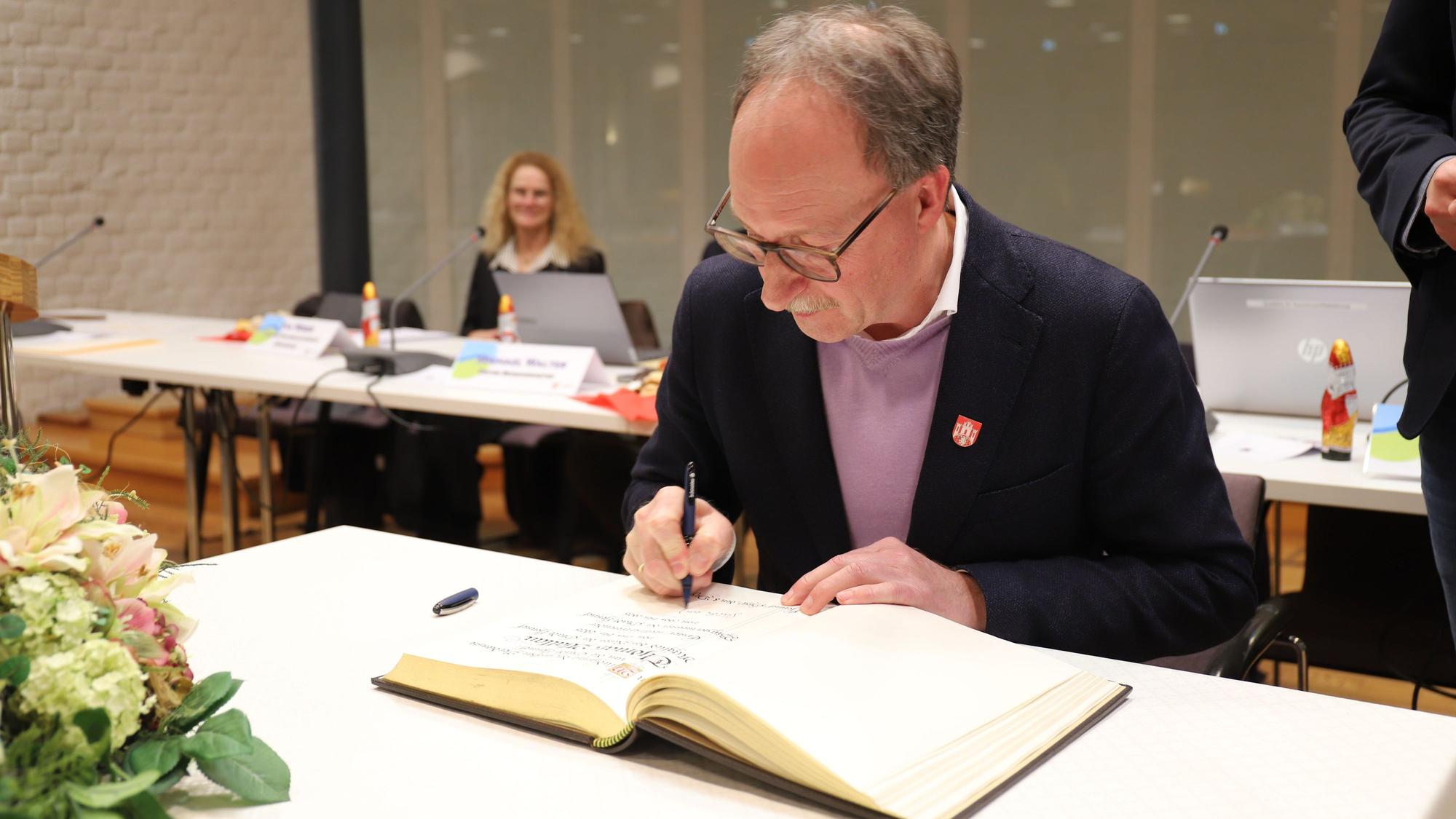 Der frühere erste stellvertretende Bürgermeister trug sich ins Goldene Buch der Stadt ein.