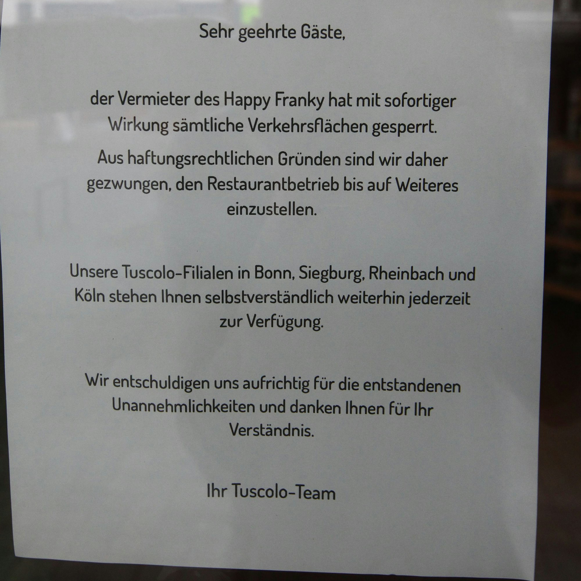 Mit einem eilig ausgedruckten Zettel an der Scheibe verabschiedet sich das Tuscolo von den Gästen.