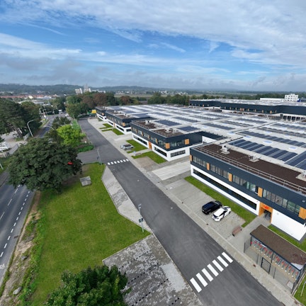 Auf dem Bild ist eine Luftaufnahme eines neuen Gewerbeparks zu sehen.