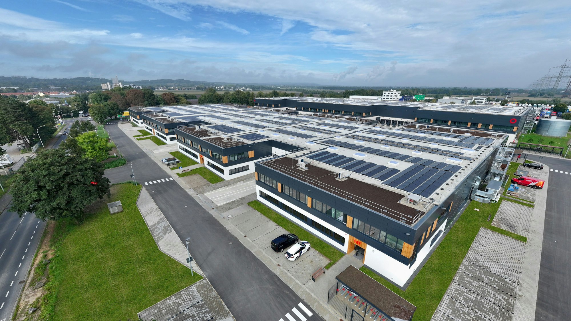 Auf dem Bild ist eine Luftaufnahme eines neuen Gewerbeparks zu sehen.