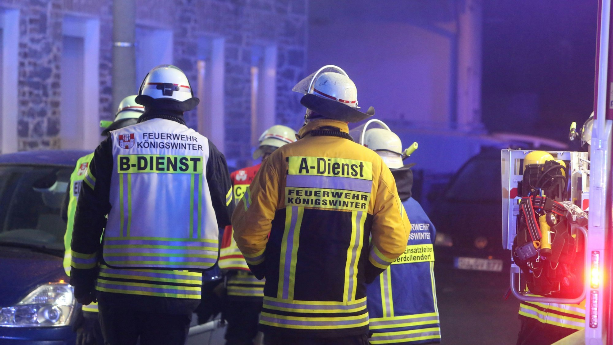 Zwei Feuerwehrleute von hinten.
