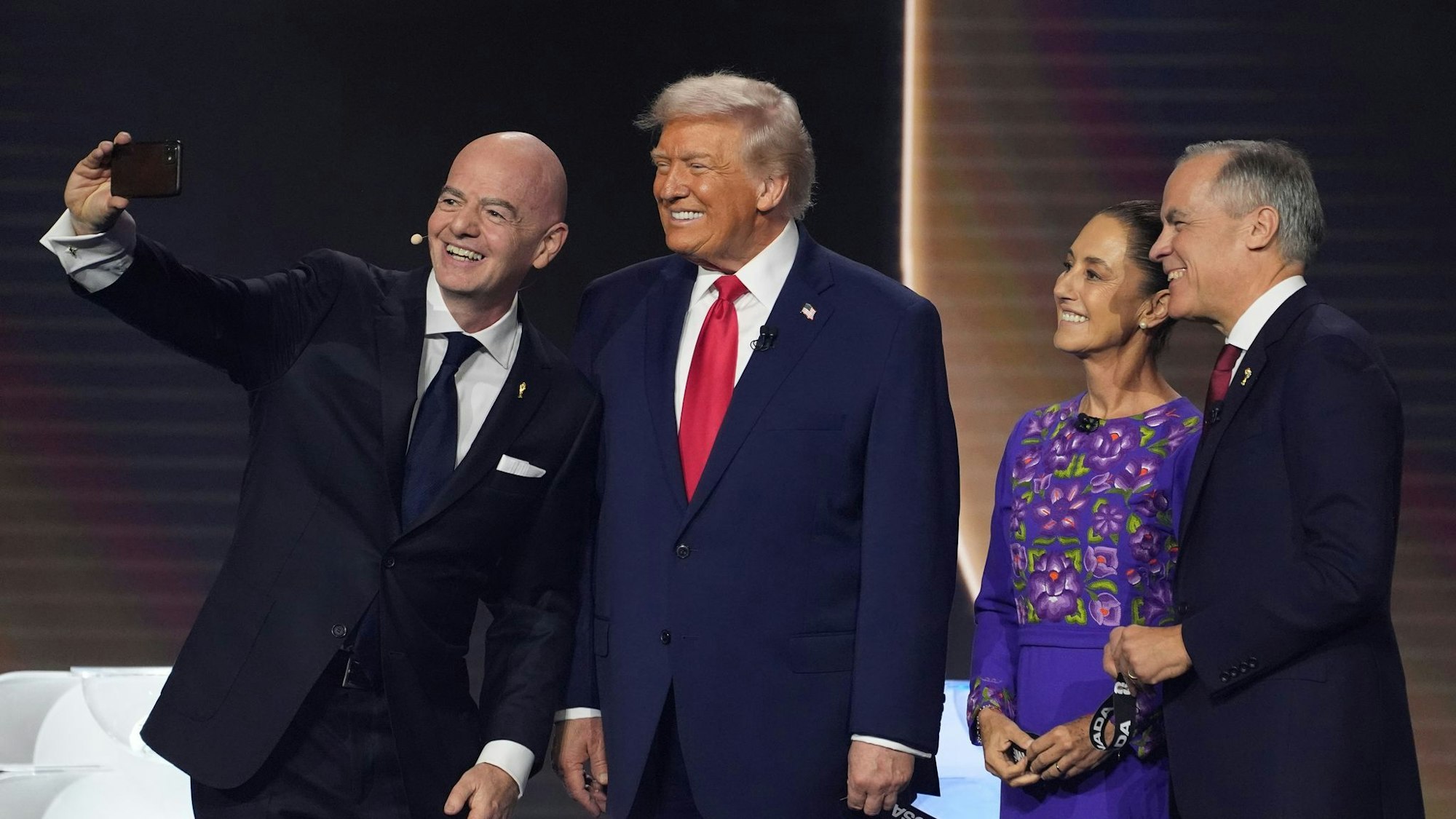 FIFA-Präsident Gianni Infantino (l-r) macht ein Selfie mit US-Präsident Donald Trump, der mexikanischen Präsidentin Claudia Sheinbaum und dem kanadischen Premierminister Mark Carney.