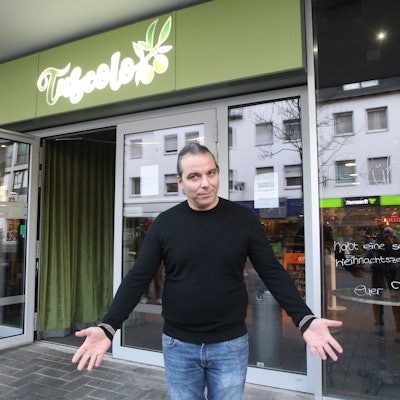 Tuscolo-Geschäftsführer Pietro Esposito (44) steht vor seinem Restaurant in Troisdorf und ist außer sich vor Wut.