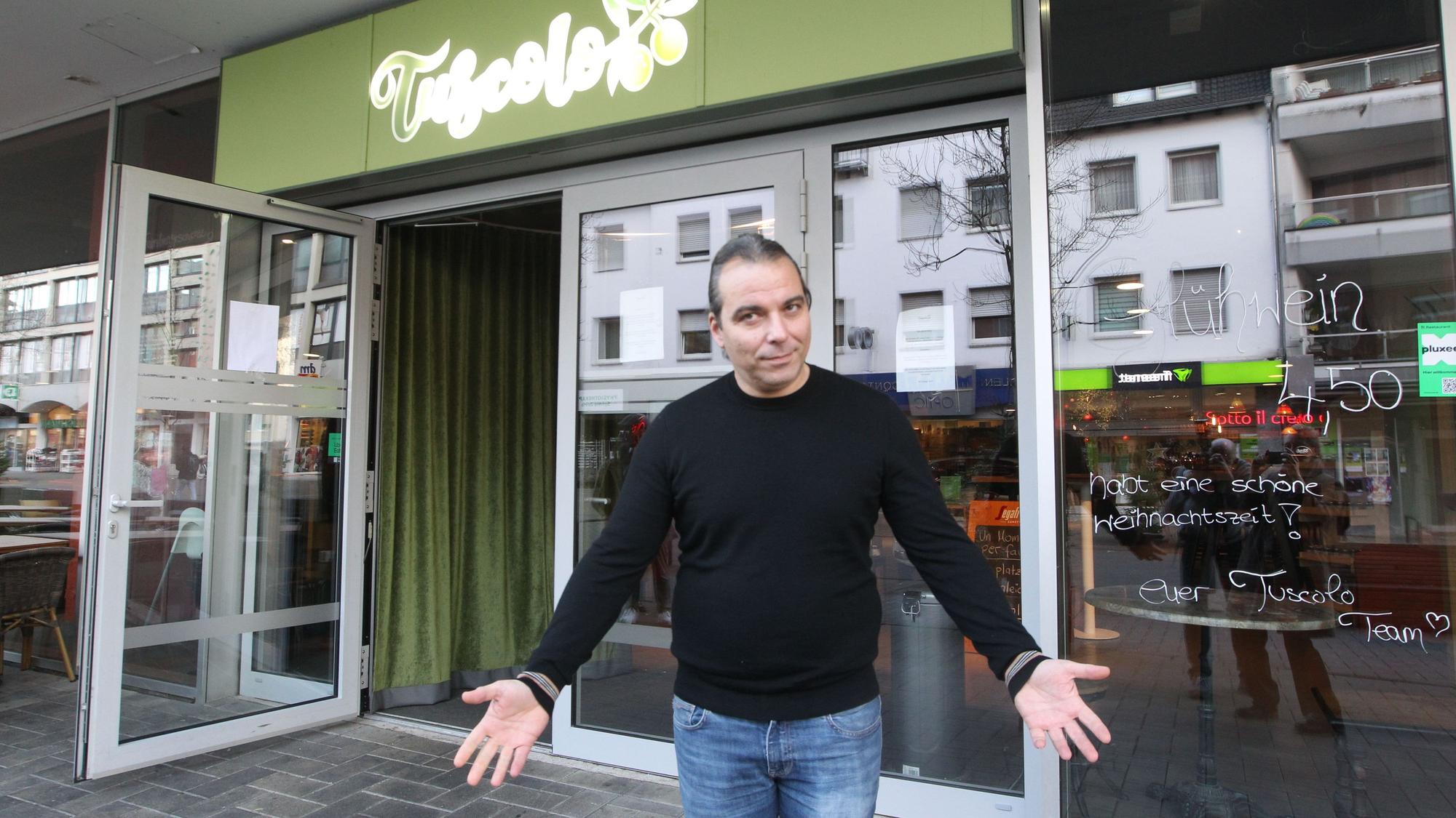 Tuscolo-Geschäftsführer Pietro Esposito (44) steht vor seinem Restaurant in Troisdorf und ist außer sich vor Wut.