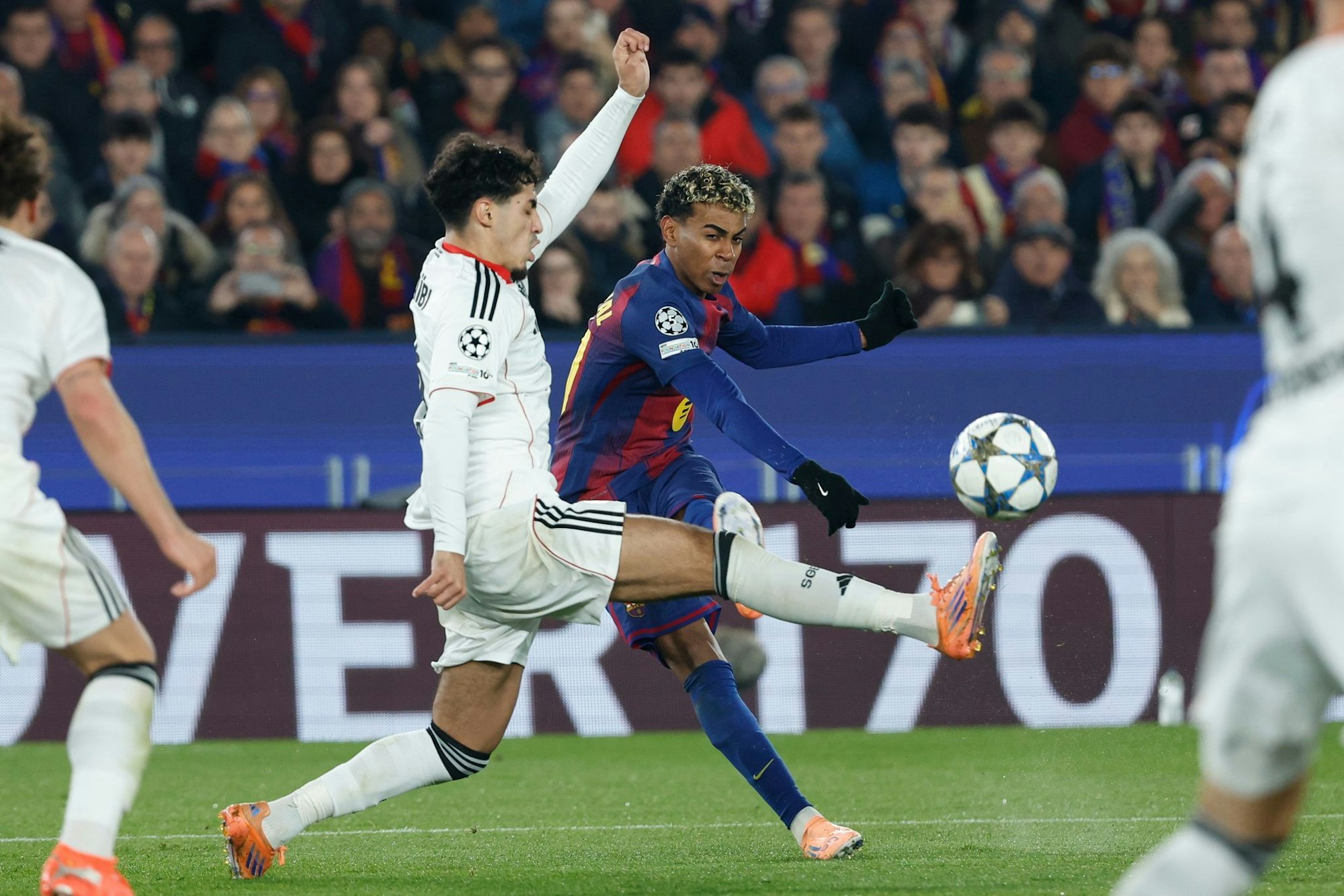 Eintracht Frankfurt hat sich für einen großen Kampf in Barcelona nicht belohnt.