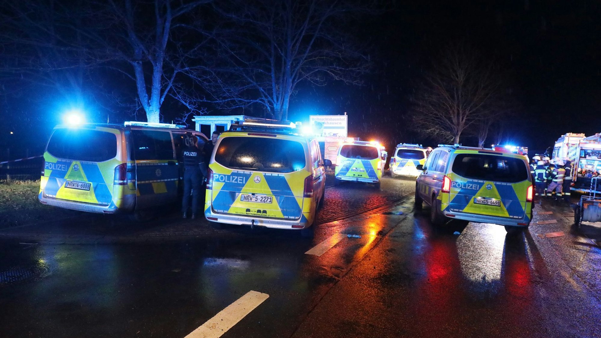 Die Polizei im Großeinsatz nach der Verfolgung in Troisdorf.