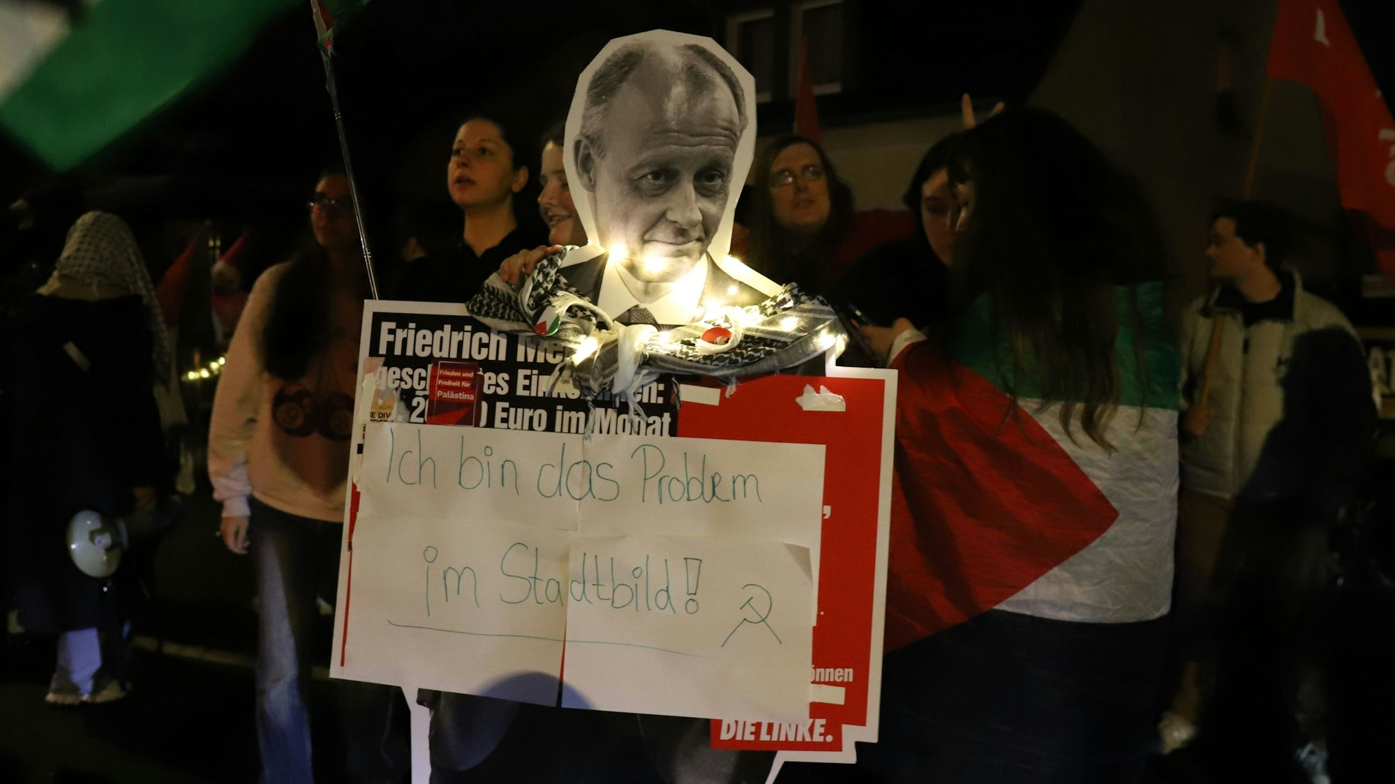 Demonstrierende hatten eigene Aussagen zur Stadtbild-Äußerung von Friedrich Merz entworfen.