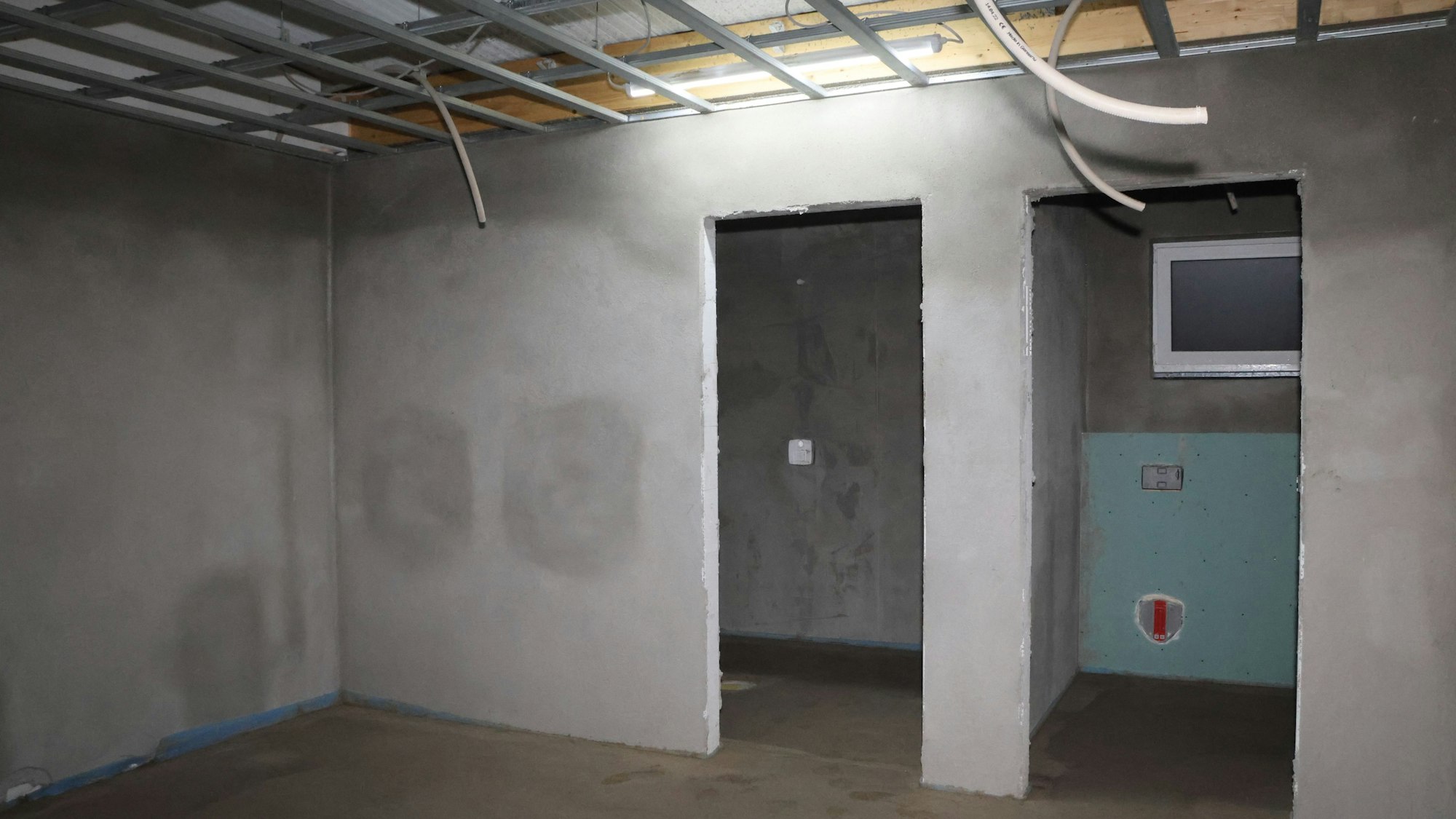 Hier zu sehen ist eine der vier gleichartigen Umkleiden im Morsbacher Sportstadion „Auf der Au“ mit eigenen Duschen (l.) und barrierefreier Toilette.