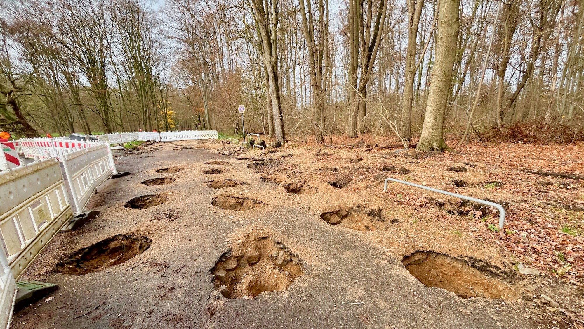 Die Bachemer Landstraße ist derzeit an einer Stelle stark durchlöchert.