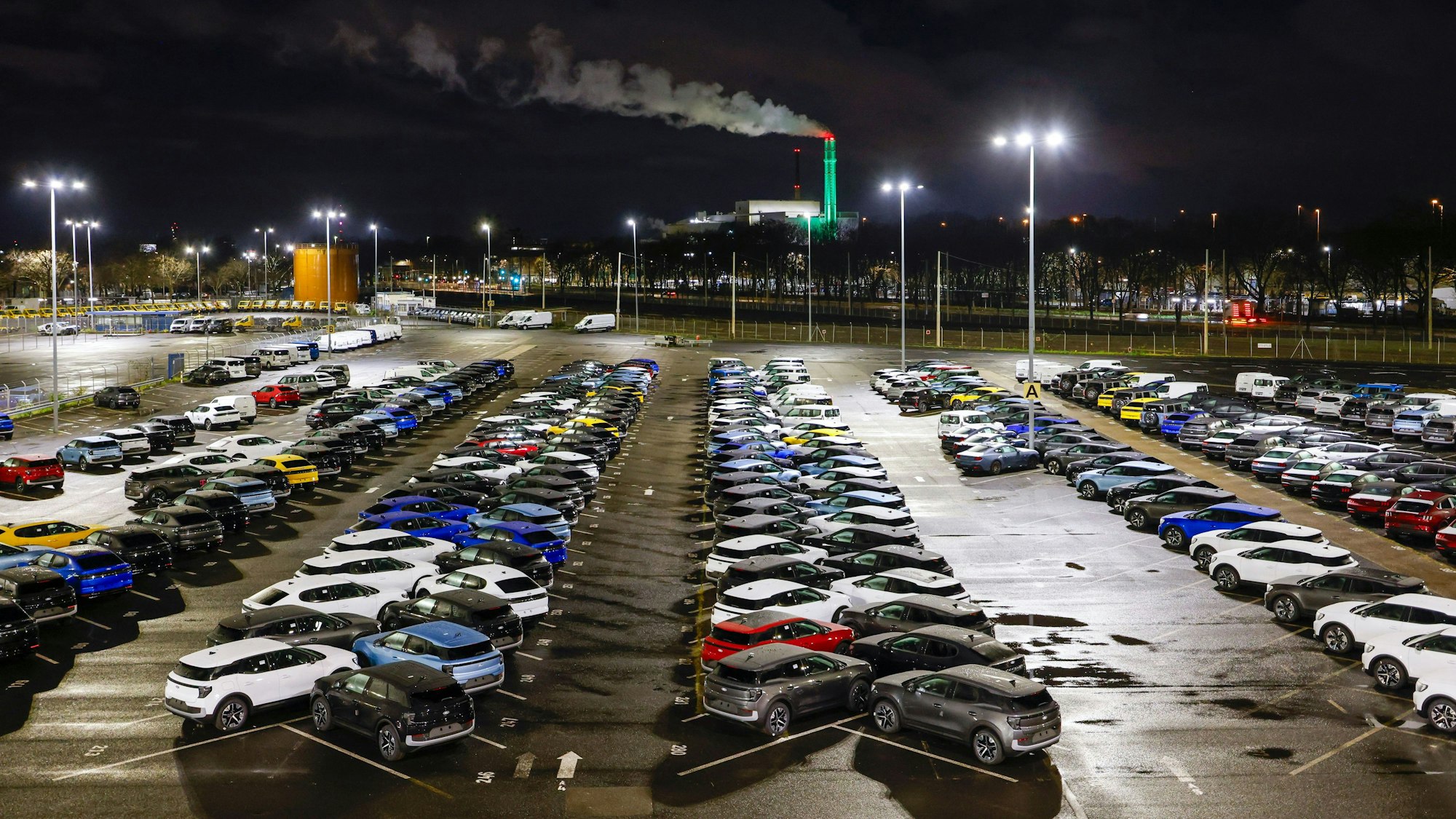 Elektro-Neuwagen stehen auf dem Gelände von Ford in Köln.