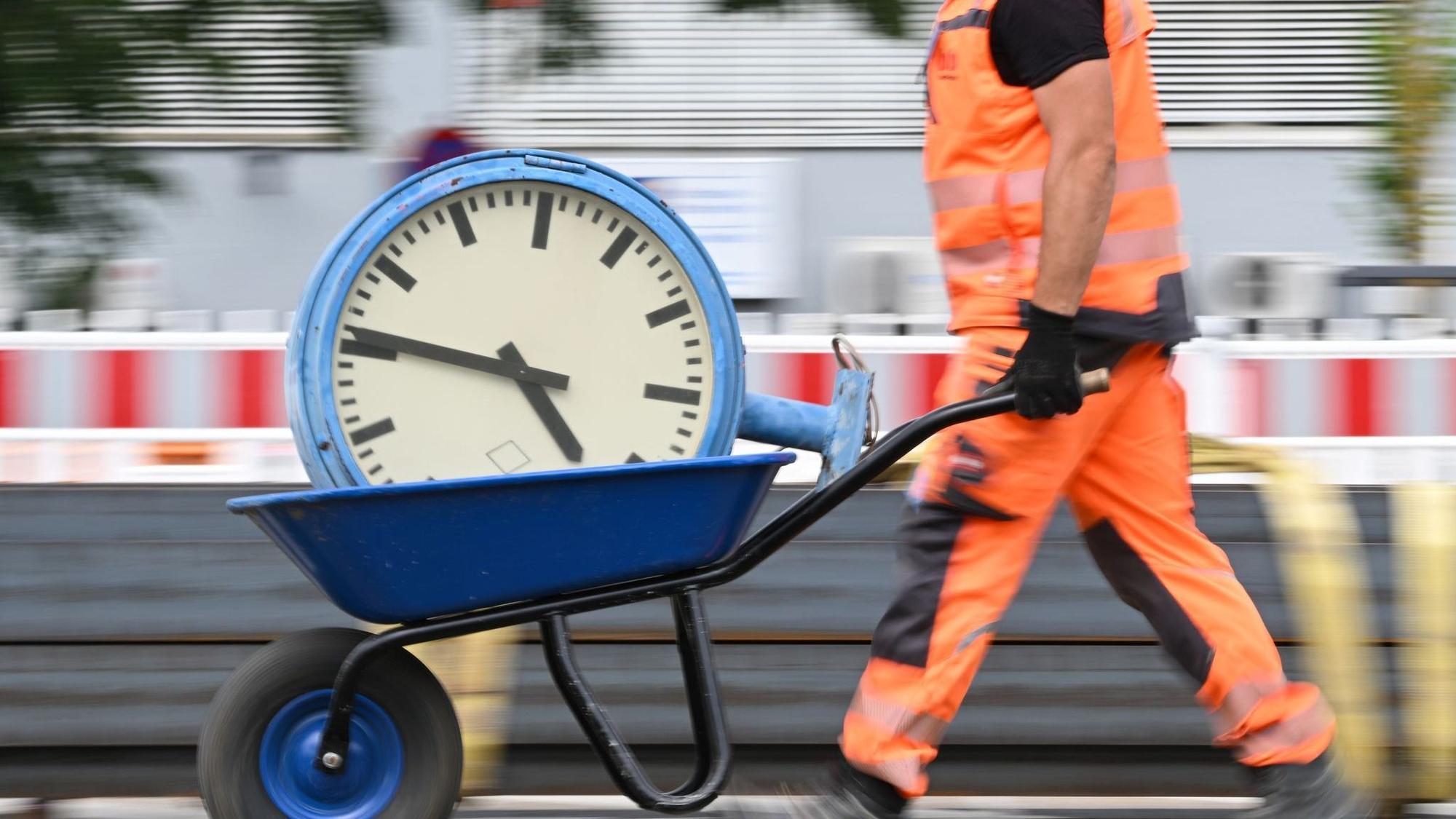 Immer wieder wird über die Arbeitszeit und auch die Abschaffung von Arbeitstagen diskutiert. (Symbolbild)