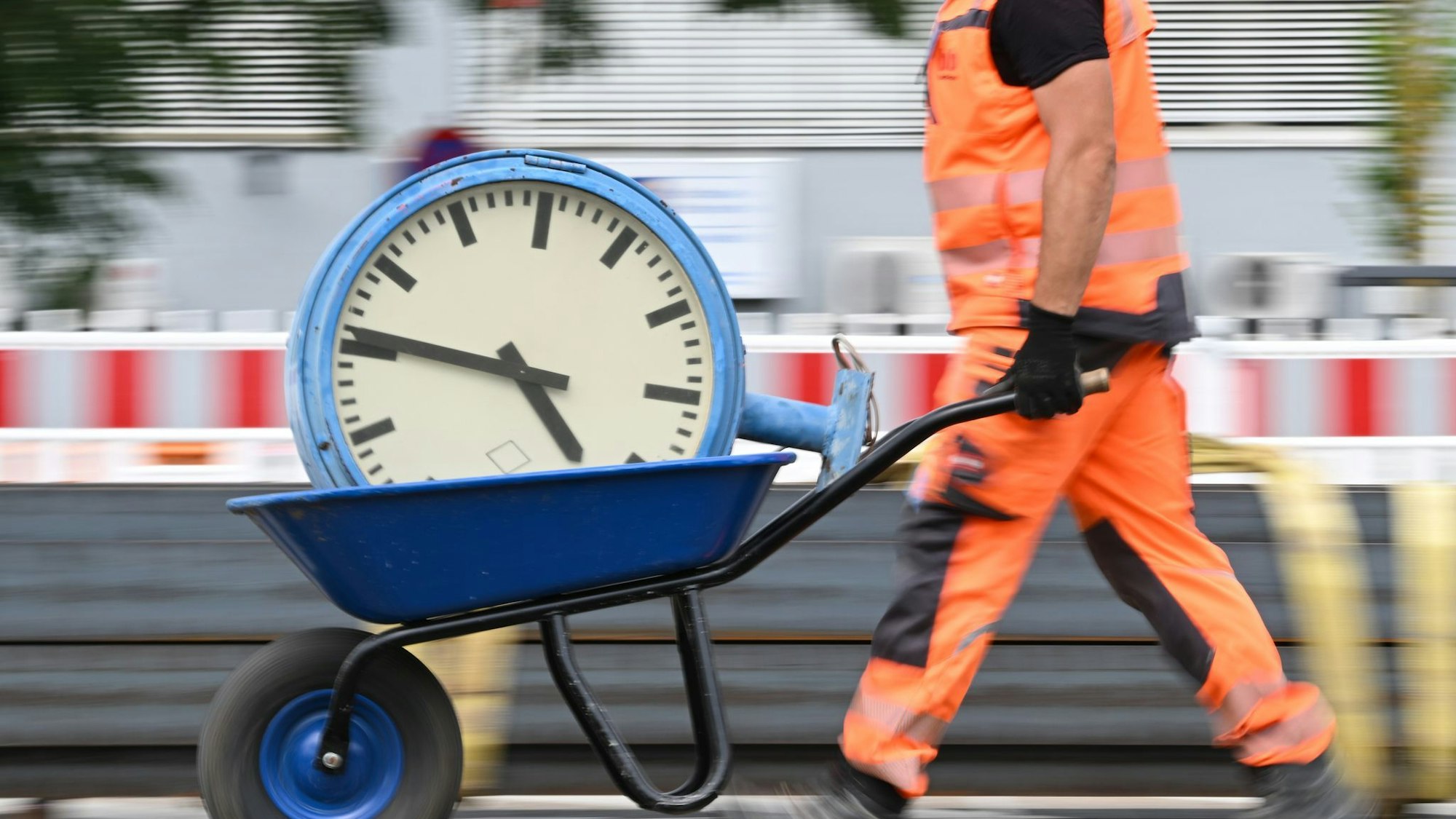 Immer wieder wird über die Arbeitszeit und auch die Abschaffung von Arbeitstagen diskutiert. (Symbolbild)