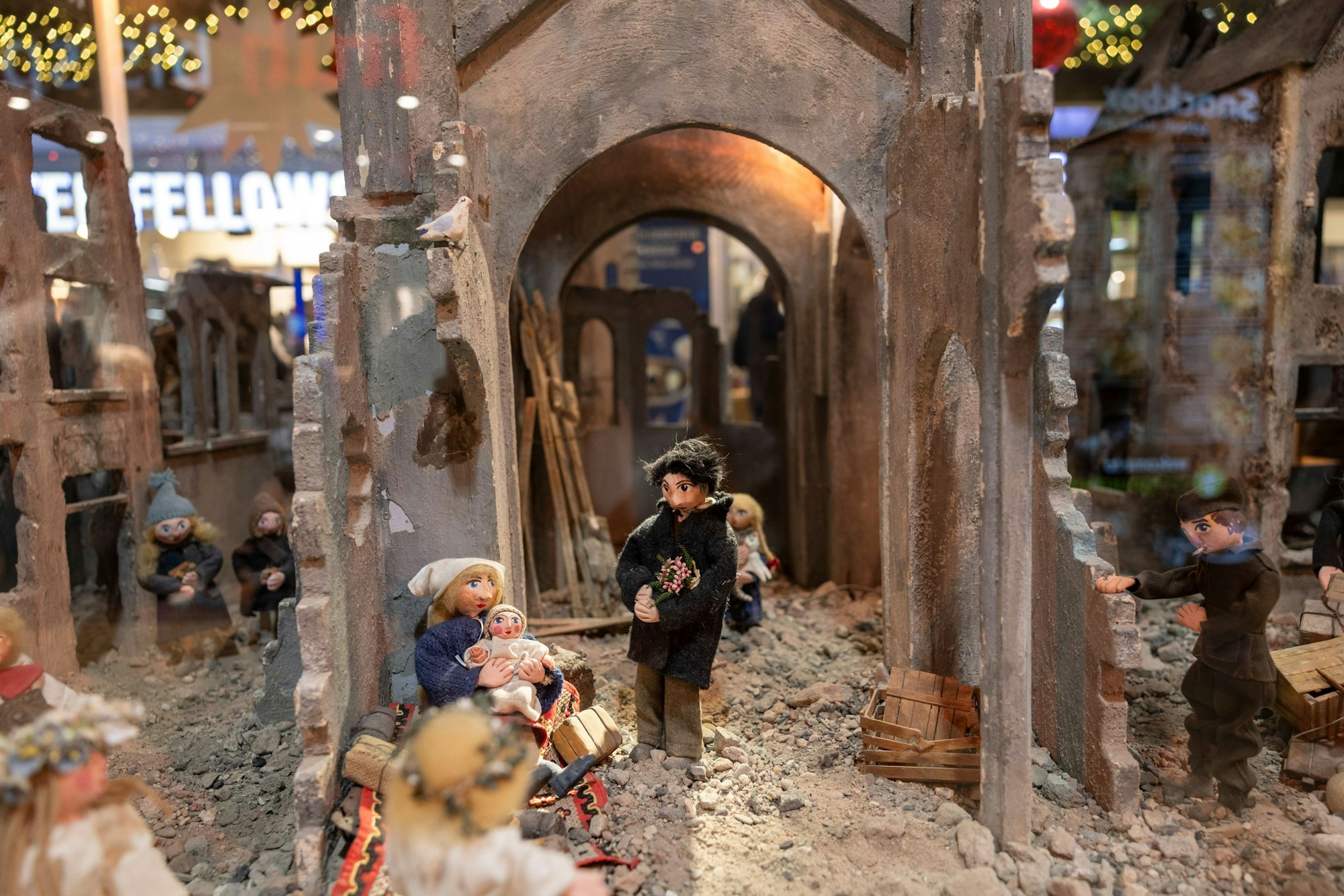 Traurige Aktualität: Die Kriegskrippe im Hauptbahnhof
