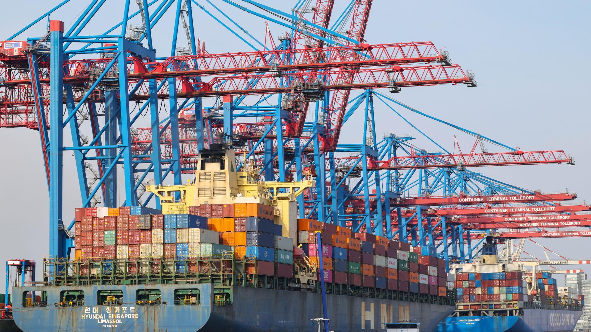 ARCHIV - 20.02.2025, Hamburg: Containerschiffe werden am Containerterminal Tollerort der Hamburger Hafen und Logistik AG HHLA be- und entladen.