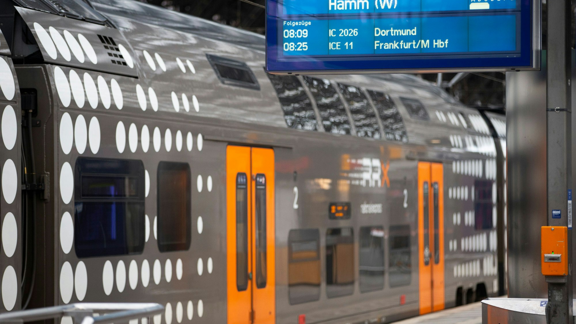 Ein RRX-Zug steht am Bahnsteig im Kölner Hauptbahnhof.