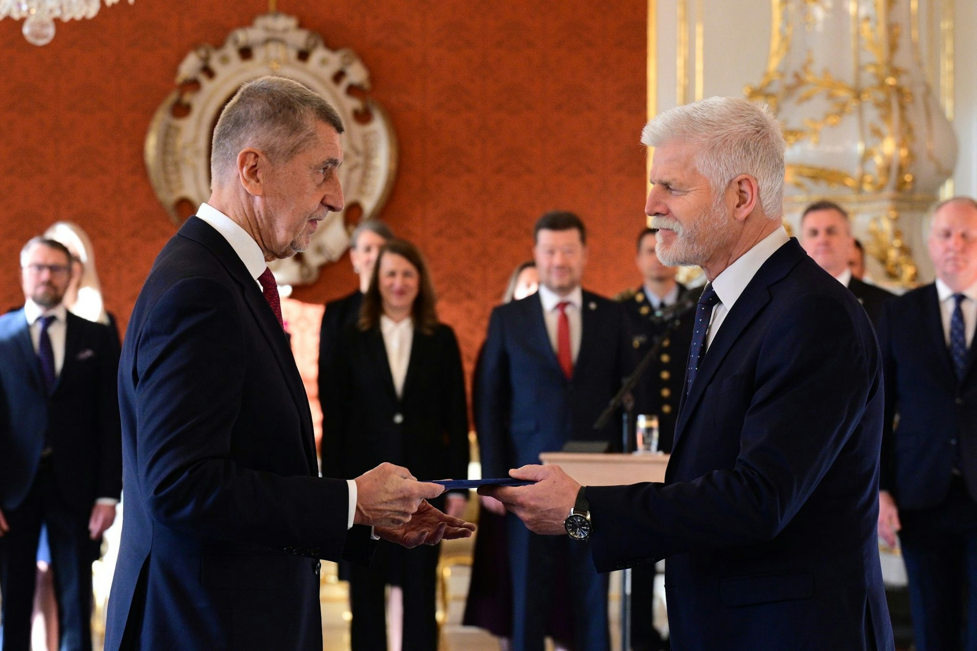 Der tschechische Präsident Petr Pavel (r) ernennt Andrej Babis zum neuen Ministerpräsidenten.