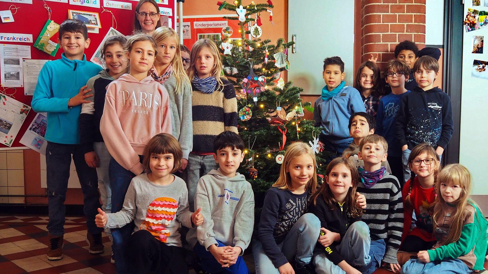 Die 3a der Grundschule Zugweg schmückt ihren Weihnachtsbaum mit Schmuck aus vielen europäischen Ländern.