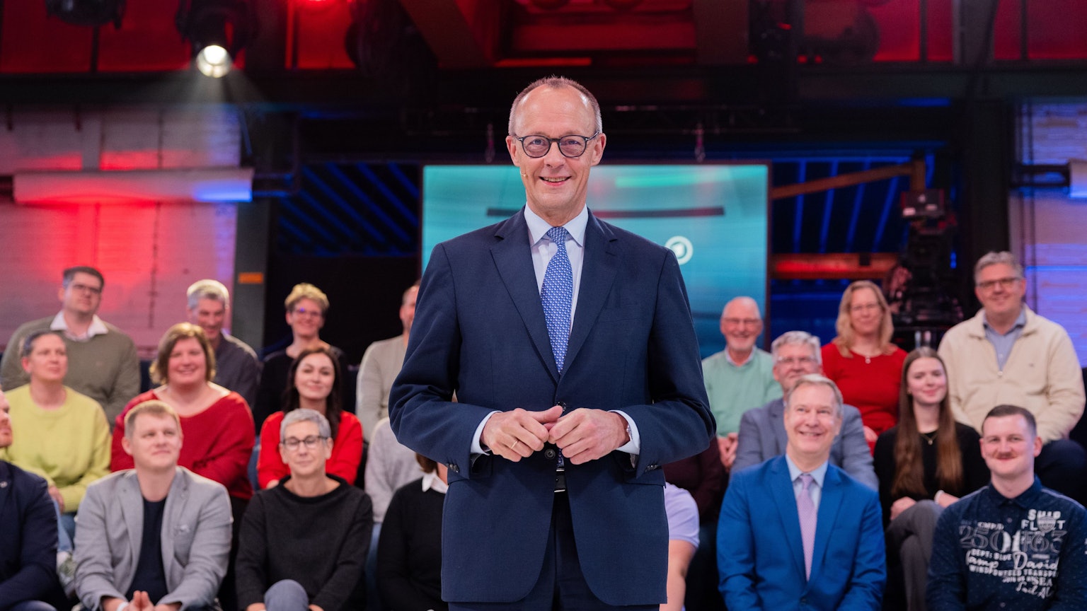 08.12.2025, Nordrhein-Westfalen, Niederkassel: Bundeskanzler Friedrich Merz (CDU) steht vor der Live-Sendung der ARD-„Arena“ in der Lemo Kulturhalle. Zum Ende seines ersten Jahres im Amt stellt sich der Bundeskanzler in der Sendung live den Fragen von Bürgerinnen und Bürgern. Foto: Rolf Vennenbernd/dpa +++ dpa-Bildfunk +++