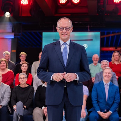 08.12.2025, Nordrhein-Westfalen, Niederkassel: Bundeskanzler Friedrich Merz (CDU) steht vor der Live-Sendung der ARD-„Arena“ in der Lemo Kulturhalle. Zum Ende seines ersten Jahres im Amt stellt sich der Bundeskanzler in der Sendung live den Fragen von Bürgerinnen und Bürgern. Foto: Rolf Vennenbernd/dpa +++ dpa-Bildfunk +++