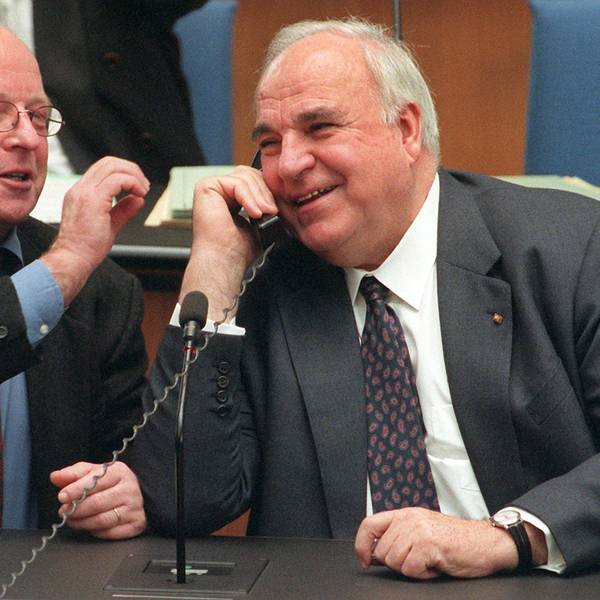 „Die Rente ist sicher“, versprach Norbert Blüm (CDU, links), Sozialminister unter Helmut Kohl, immer wieder.