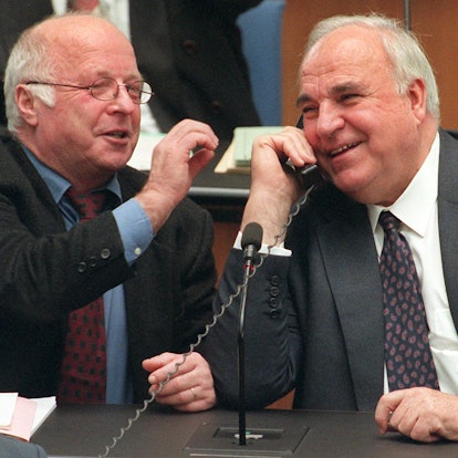 „Die Rente ist sicher“, versprach Norbert Blüm (CDU, links), Sozialminister unter Helmut Kohl, immer wieder.