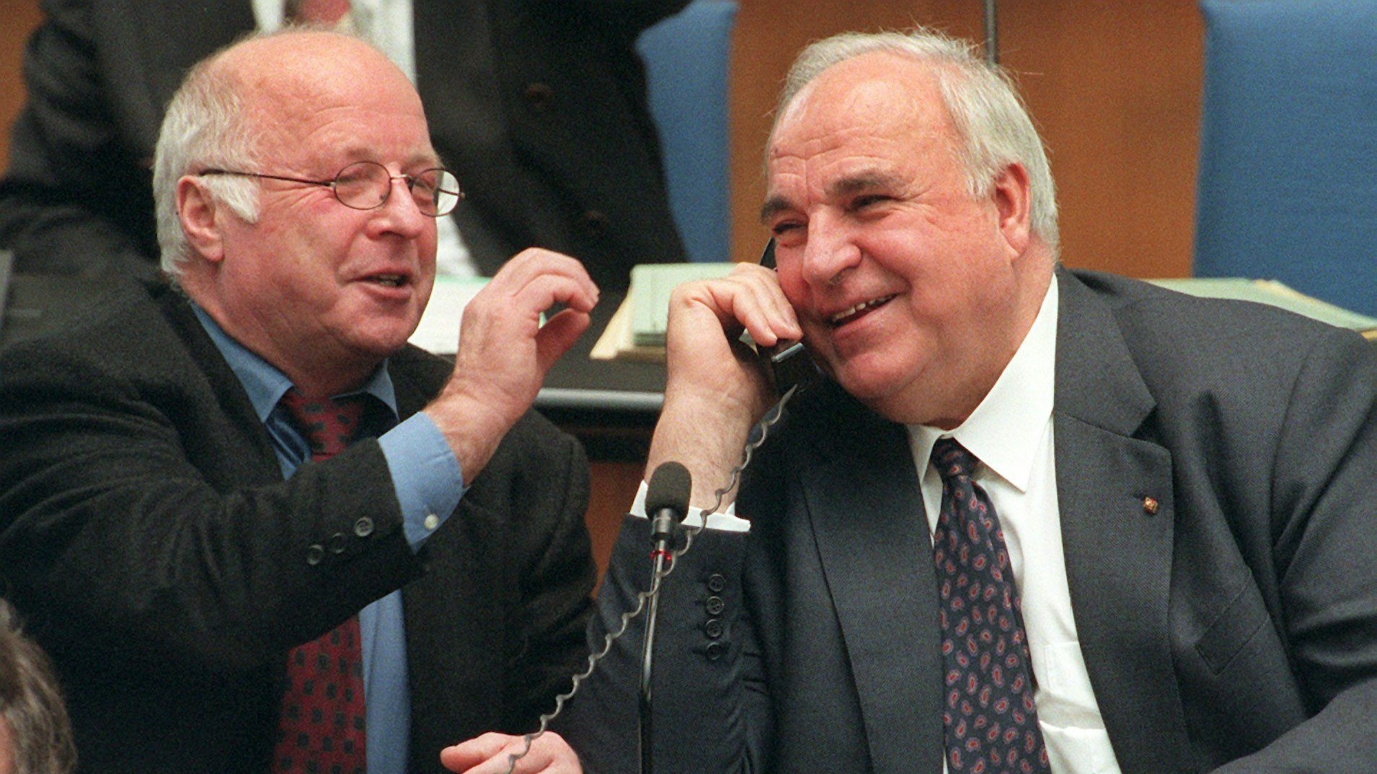 „Die Rente ist sicher“, versprach Norbert Blüm (CDU, links), Sozialminister unter Helmut Kohl, immer wieder.