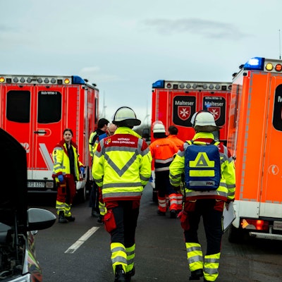 Einsatzkräfte des Rettungsdienstes zwischen Rettungswagen an der Einsatzstelle.