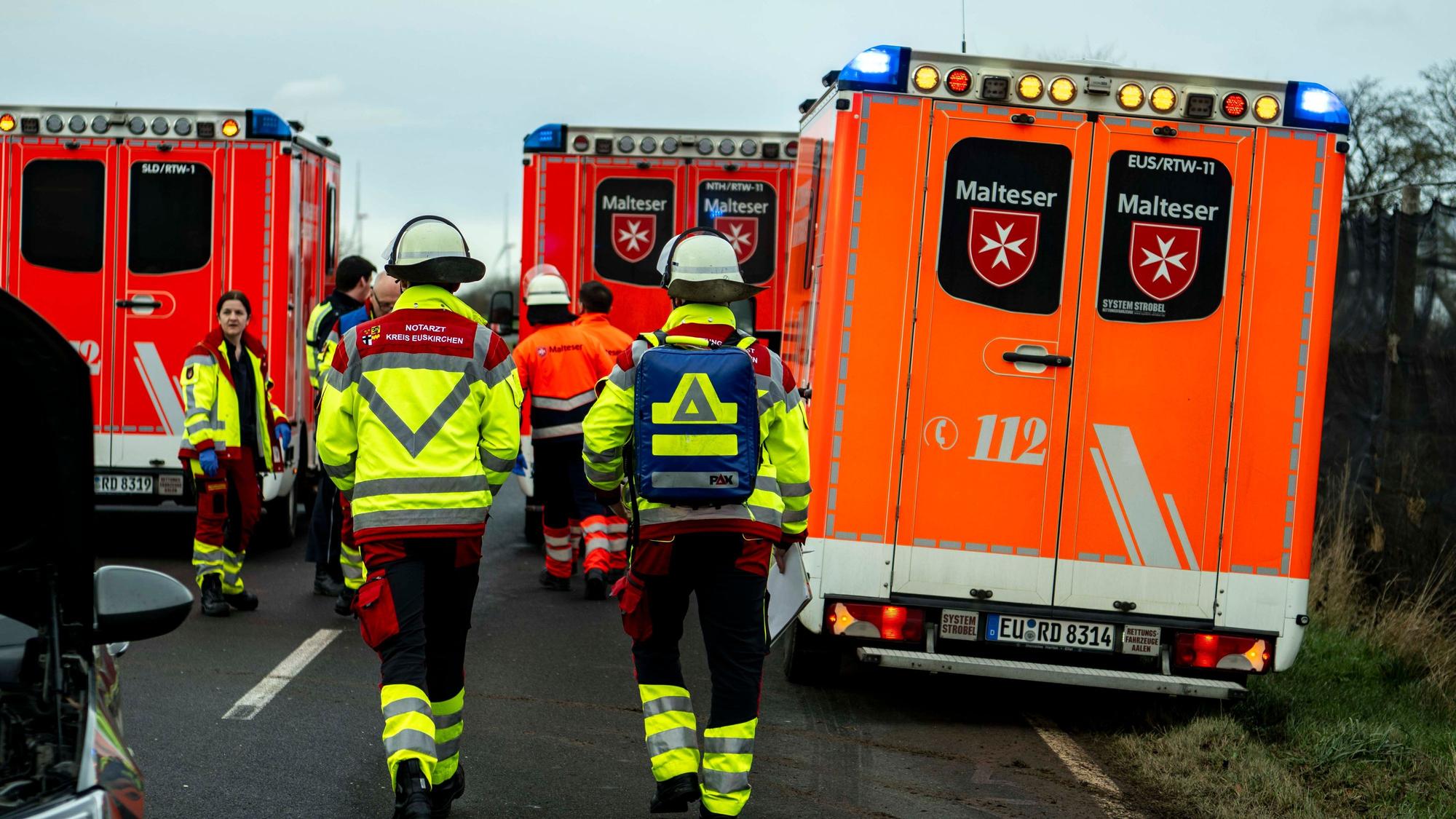 Einsatzkräfte des Rettungsdienstes zwischen Rettungswagen an der Einsatzstelle.
