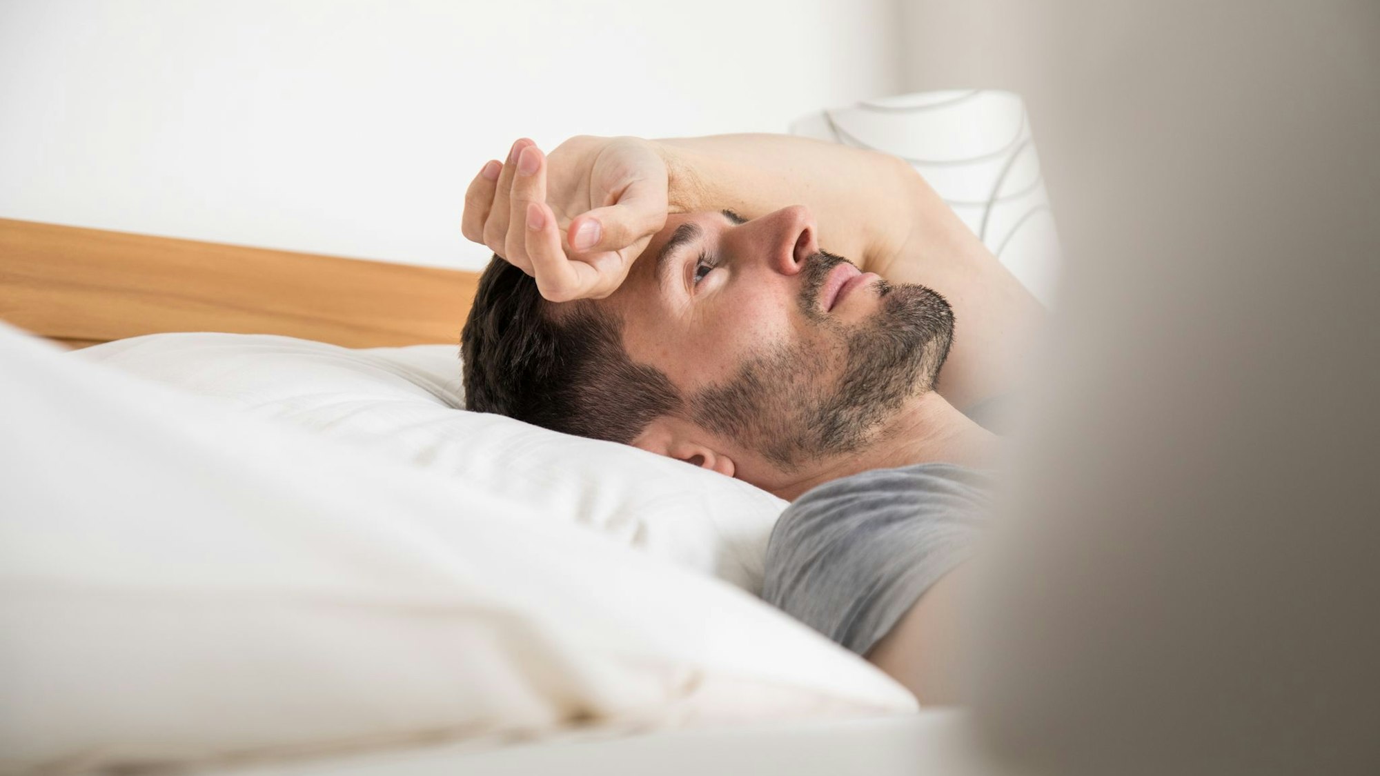 Nächtliches Aufwachen ist ein normaler Bestandteil des Schlafs und meist unproblematisch, doch anhaltende Schlafprobleme mit Auswirkungen auf den Alltag erfordern professionelle Unterstützung.