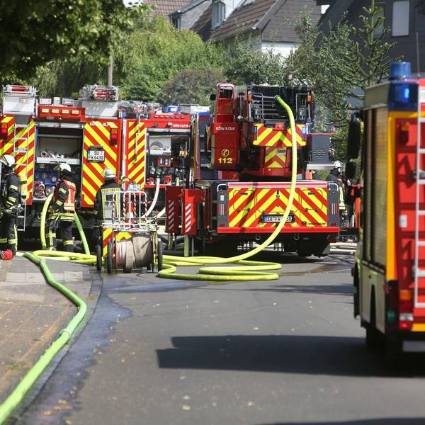 Mehrere Einsatzfahrzeuge der Feuerwehr stehen auf einer Straße.