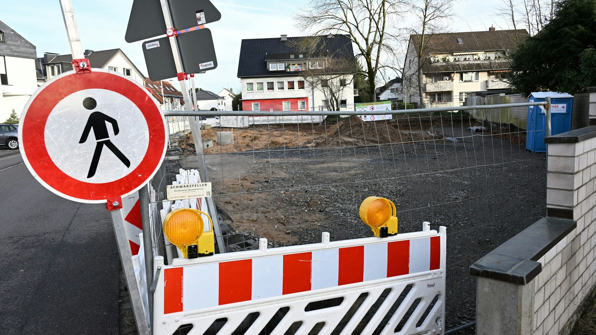 Bombenfund am Nittumer Weg. Blick auf die gesperrte Baustelle.