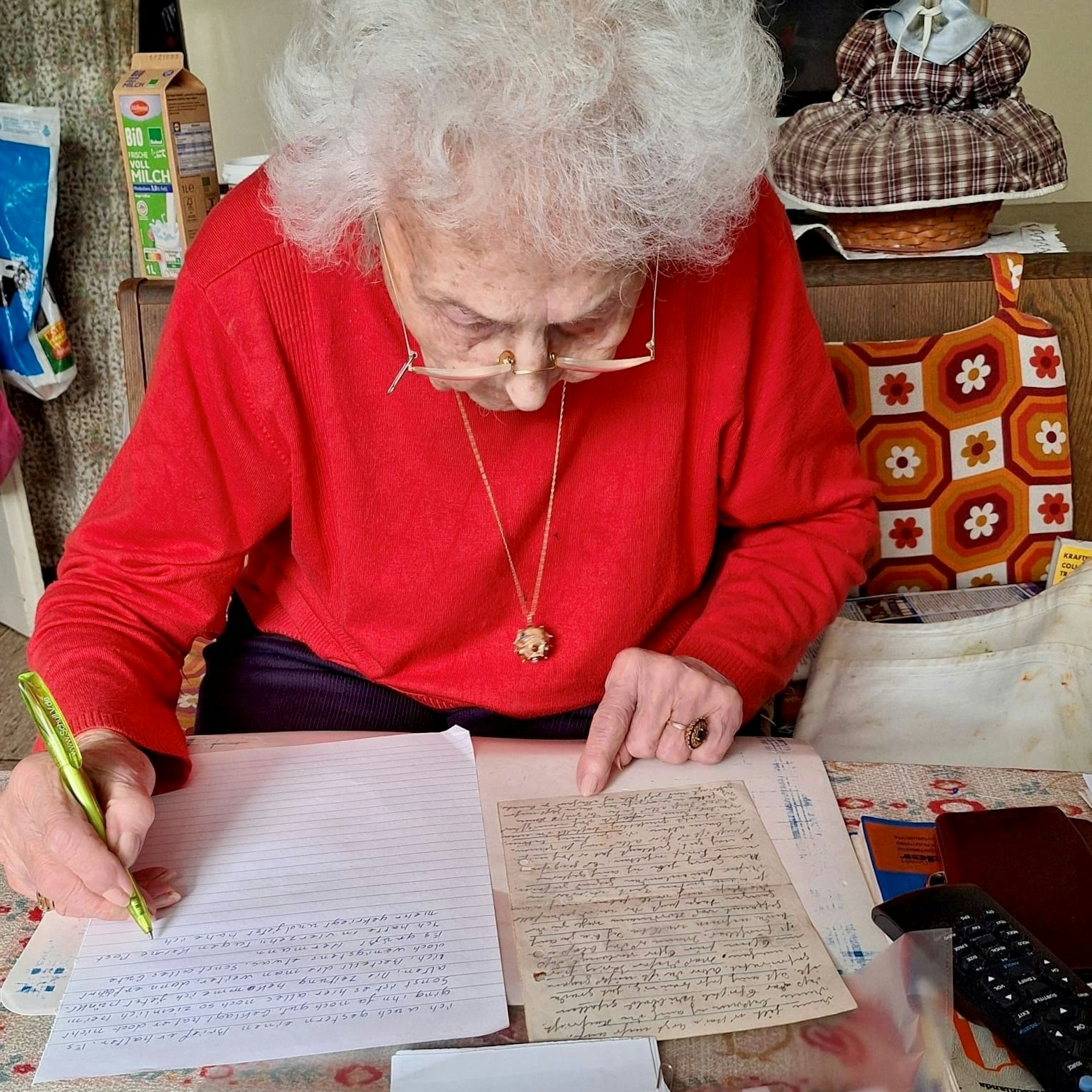 Margret Küster beim Übertragen der in Sütterlin geschriebenen Briefe in Druckschrift.