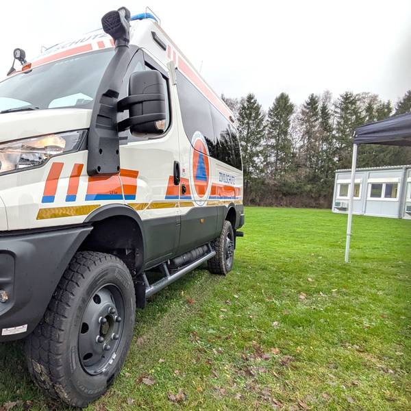 In Simmerath wurde das erste Fahrzeug der neuen Medizinischen Task Force des Bundes, ein geländegängiger Mannschaftstransportwagen, vorgestellt. Das weiße Fahrzeug mit orange/blaufarbener Kennzeichnung parkt auf dem Rasen.