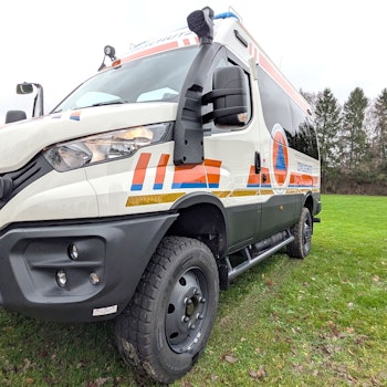 In Simmerath wurde das erste Fahrzeug der neuen Medizinischen Task Force des Bundes, ein geländegängiger Mannschaftstransportwagen, vorgestellt. Das weiße Fahrzeug mit orange/blaufarbener Kennzeichnung parkt auf dem Rasen.