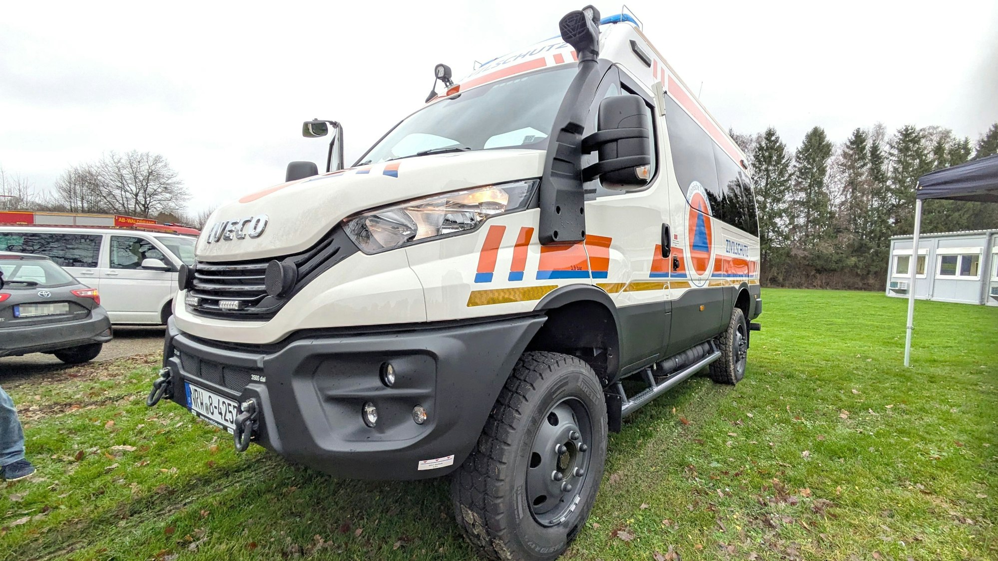 In Simmerath wurde das erste Fahrzeug der neuen Medizinischen Task Force des Bundes, ein geländegängiger Mannschaftstransportwagen, vorgestellt. Das weiße Fahrzeug mit orange/blaufarbener Kennzeichnung parkt auf dem Rasen.