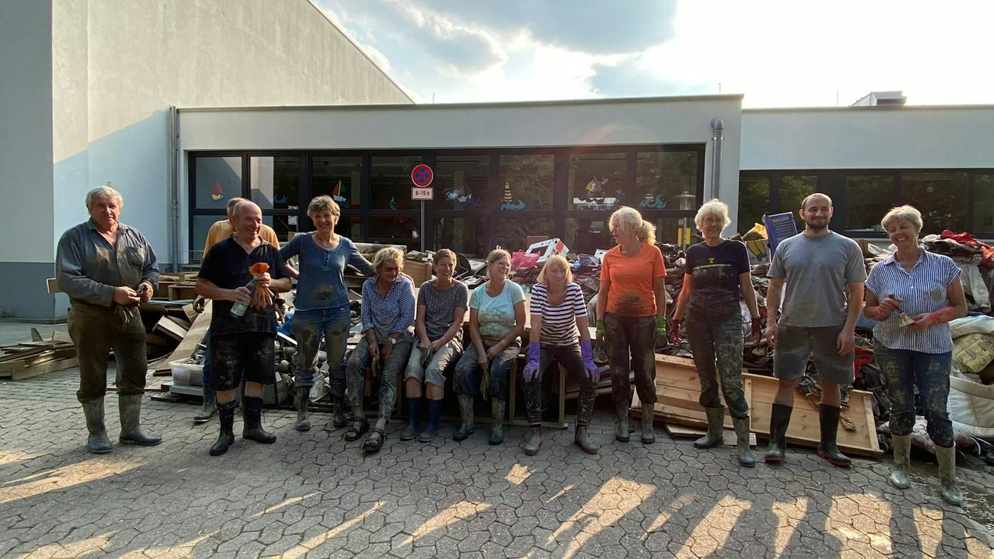 Aufräumarbeiten nach der Flutkatastrophe 2021, bei der die bisherigen Räume samt Inventar und Ware zerstört wurden. Zunächst war die Motivation der Mitglieder zum Wiederaufbau der Kleiderstube ungebrochen.