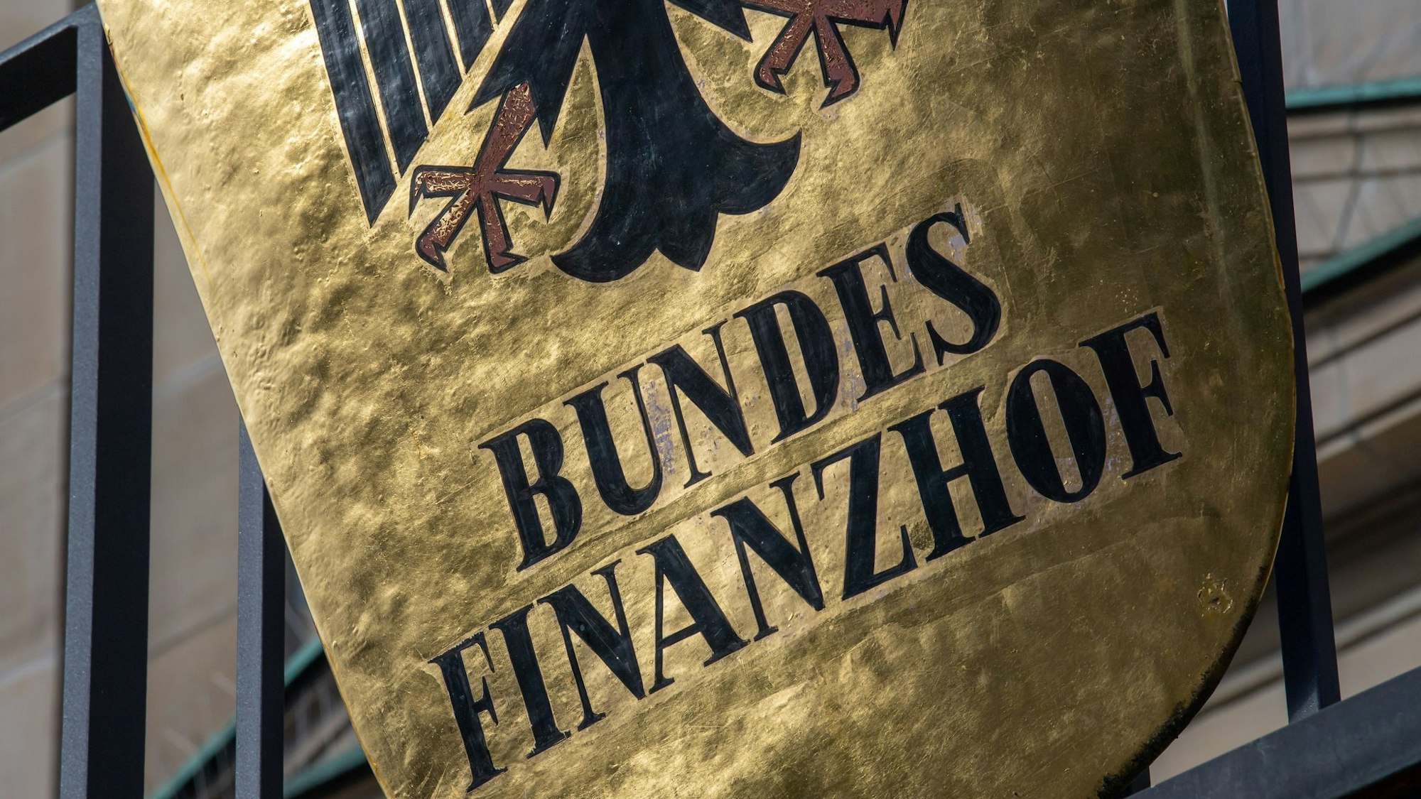 Das Bild zeigt ein goldenes Schild mit dem Bundesadler und der Aufschrift Bundesfinanzhof (Archivbild). Foto: Peter Kneffel/dpa